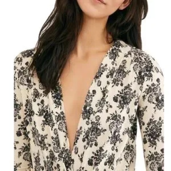 Venus Shirt Womens Small Beige Black Lace Plunge Long Sleeve Floral Top Stretch - Picture 1 of 7